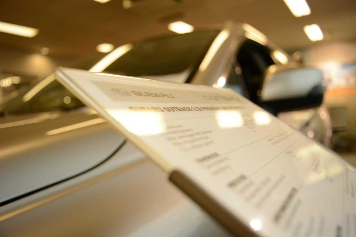 Autohaus Verkaufsraum - Fahrzeuge im Showroom